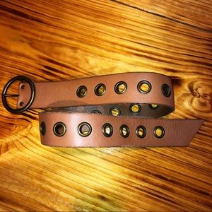 Tre Vero grommeted leather belt